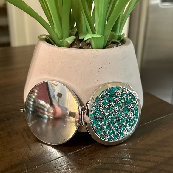 NEW!! Glam Compact Mirror - Picture 3 of 13